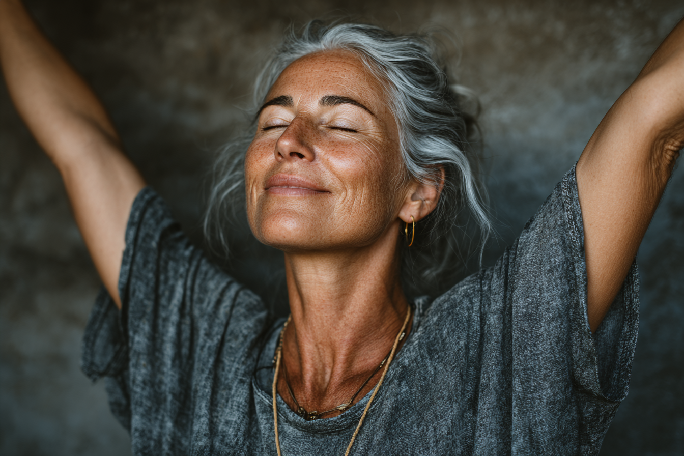 Сімейна йога - люди різного віку практикують разом на природі